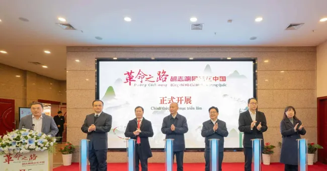 Delegates at the opening ceremony of the themed exhibition “The Revolutionary Path – Comrade Ho Chi Minh in China” in Chongqing. (Photo: baoquocte.vn)