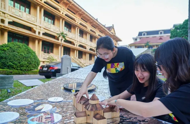 Young people interact with artworks at the Viet Nam National Museum of History during the 2024 Ha Noi Creative Design Festival. (Photo: VNA)