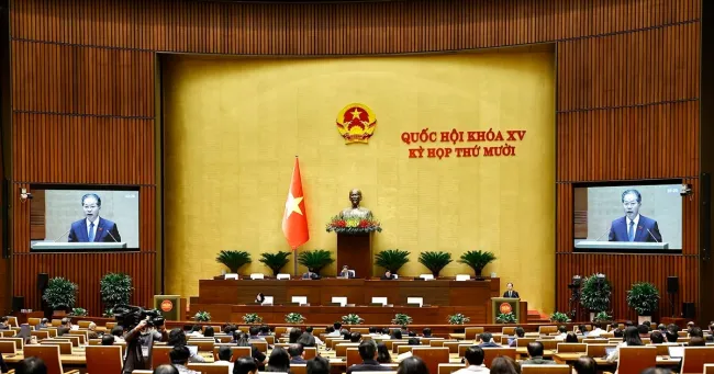 Chief Justice of the Supreme People’s Court Nguyen Van Quang presents the draft law. (Photo: VNA)
