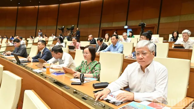 The National Assembly will vote to pass many important laws and resolutions in the last working week of the 10th session of the 15th National Assembly. (Photo: DUY LINH)