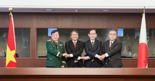 Vietnamese and Japanese officials before the consultation. (Photo: VNA)