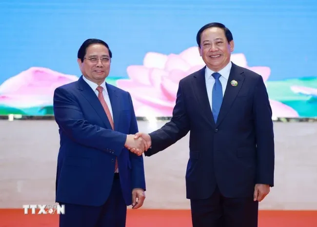 PM Pham Minh Chinh (L) and his Lao counterpart Sonexay Siphandone. (Photo: VNA)
