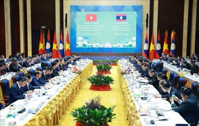 The 48th meeting of the Viet Nam – Laos Inter-Governmental Committee is co-chaired by Prime Minister Pham Minh Chinh and his Lao counterpart Sonexay Siphandone on December 3. (Photo: VNA)