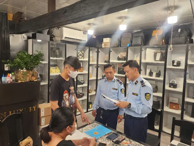 Thu giữ hàng trăm túi xách giả mạo nhãn hiệu bán cho du khách tại Phố cổ Hội An