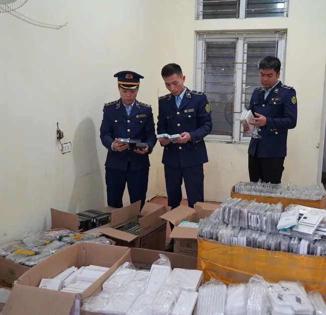 Phát hiện xe ô tô vận chuyển phụ kiện điện thoại di động nhập lậu trên Quốc lộ 1A