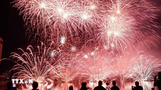 Fireworks illuminate the Han River during the 2025 Da Nang International Fireworks Festival. (Photo: VNA)