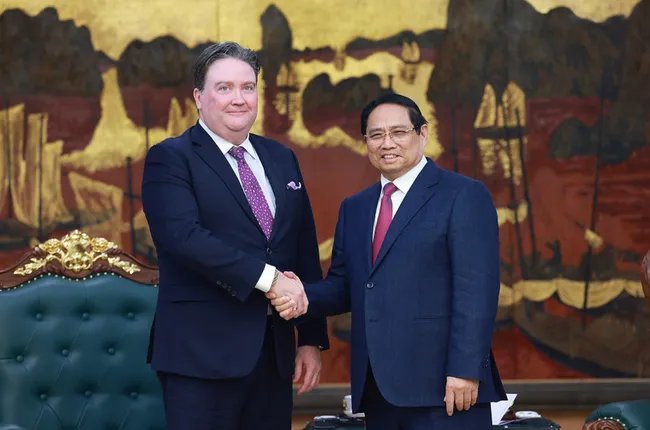 Prime Minister Pham Minh Chinh (R) receives outgoing US Ambassador to Vietnam Marc Knapper in Hanoi on January 10. (Photo: VNA)