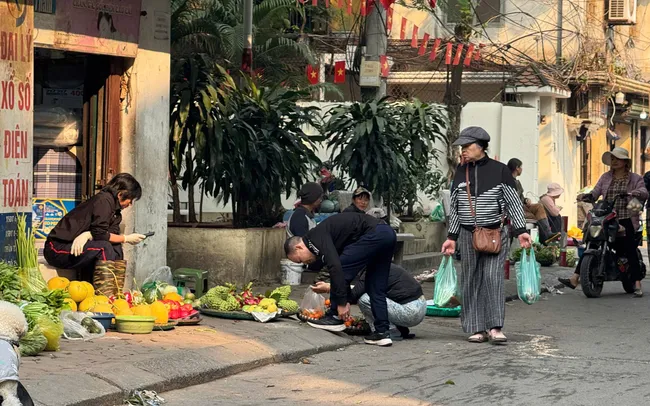 Hà Nội xoá bỏ chợ cóc, tiểu thương lo kế sinh nhai