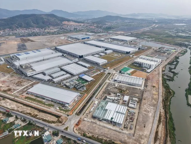 The Song Khoai Industrial Park (Quang Ninh province) attracts numerous enterprises for investment and production, creating jobs for local workers. (Photo: VNA)