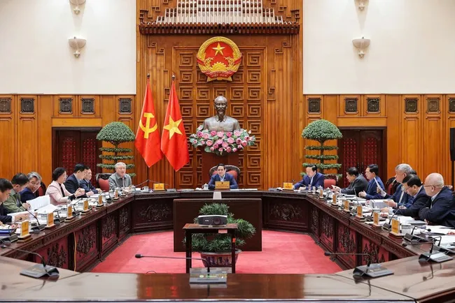 Prime Minister Pham Minh Chinh chairs a meeting of standing Government members in Ha Noi on January 17 to discuss the development of a National Strategy on Rare Earths (Photo: VNA)