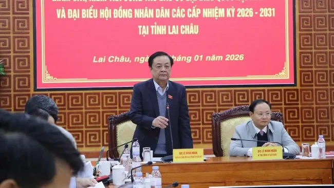 National Assembly Vice Chairman Le Minh Hoan speaks during a meeting with Lai Chau leaders on preparations for the elections of the 16th NA and People’s Councils at all levels.