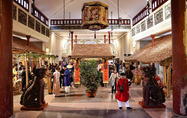 For the first time, the relic site at 22 Hang Buom street has been transformed into a living tableau of the Red River Delta’s authentic Tet atmosphere (Photo: VNA)