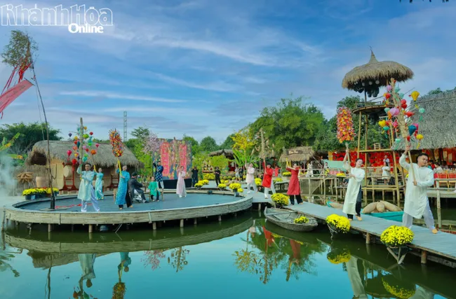 A performance using Tet symbols run as part of the ongoing traditional Tet programme at the old Nha Trang craft village in Khanh Hoa province (Photo: baokhanhhoa.vn)