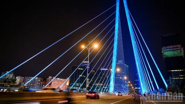 The dynamic, modern vibrancy of Ho Chi Minh City at night. (Photo: nhandan.vn)
