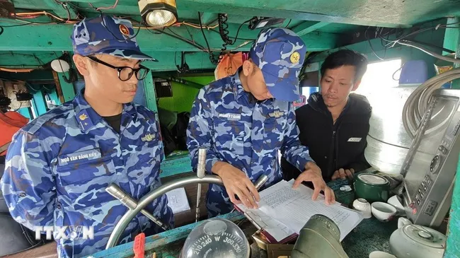 Officers and soldiers of Coast Guard Region 2 intensify outreach to fishermen to ensure compliance with regulations in efforts to combat IUU fishing. (Photo: VNA)