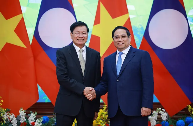 PM Pham Minh Chinh (R) and General Secretary of the LPRP Central Committee and President of Laos Thongloun Sisoulith in Hanoi on January 26. (Photo: VNA)