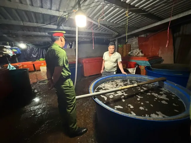 Công an TP Hồ Chí Minh triệt phá đường dây ngâm thịt ốc bằng hóa chất công nghiệp quy mô đặc biệt lớn