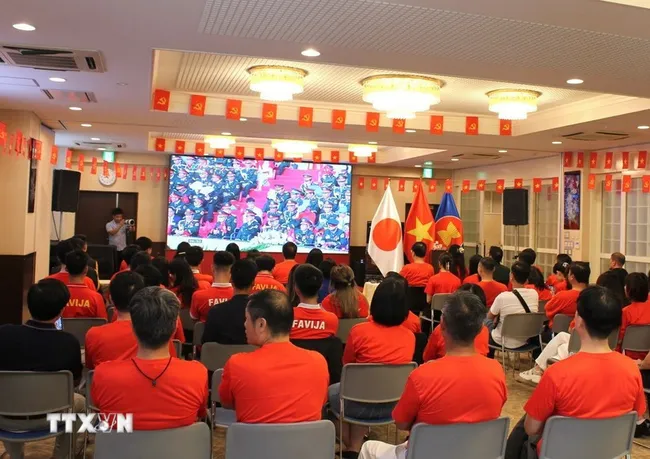 A large number of overseas Vietnamese in Japan attentively watch the live broadcast of the 80th National Day celebration. (Photo: VNA)