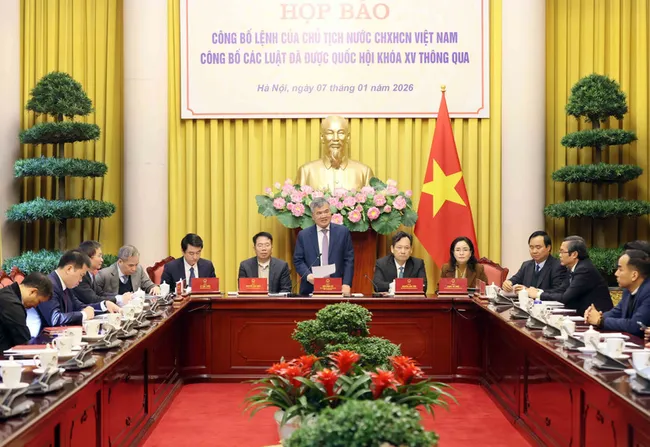 The January 7 press conference to announce the State President’s orders promulgating 12 laws adopted at the 10th session of the 15th National Assembly (Photo: VNA)