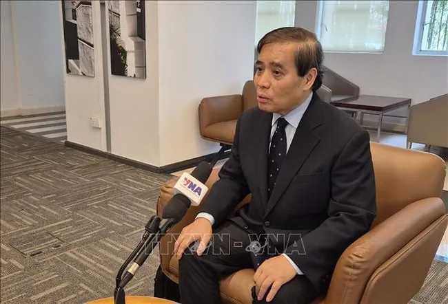 Professor Vu Minh Khuong of the Lee Kuan Yew School of Public Policy in an interview with the Vietnam News Agency's correspondents in Singapore (Photo: VNA)