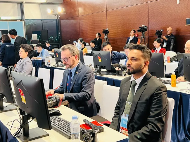 International reporters cover the 14th National Party Congress at the National Convention Centre in Hanoi. (Photo: VNA)