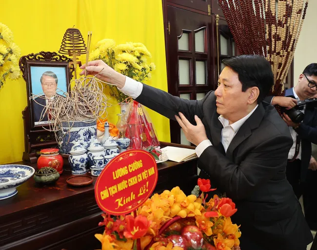 State President Luong Cuong offers incense in tribute to late State President Tran Duc Luong. (Photo: VNA)