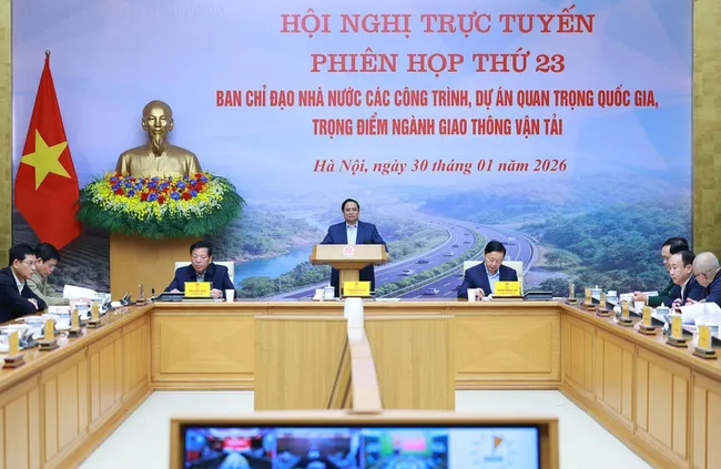 Prime Minister Pham Minh chairs the 23rd meeting of the state steering committee for nationally important and key transport projects, held online with 27 provinces and cities, in Hanoi on January 30. (Photo: VNA)