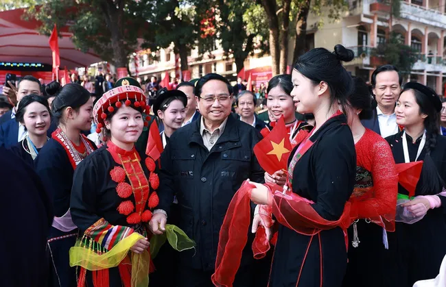 Prime Minister Pham Minh Chinh meets with students of Viet Bac High School for Ethnic Minority Students in Thai Nguyen province. (Photo: VNA)