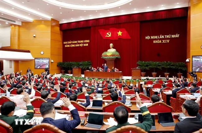 Members of the Party Central Committee vote to approve the list of candidates for election to the 14th Political Bureau. (Photo: VNA)