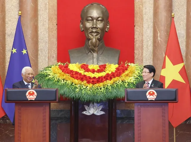 Vietnamese State President Luong Cuong (right) and President of the European Council António Costa chair a joint press conference to brief on the outcomes of their talks. (Photo: VNA)