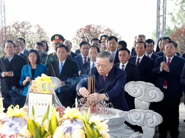 General Secretary To Lam (centre) and a working delegation of the Party Central Committee lay flowers and offer incense in commemoration of General Secretary Tran Phu in Ha Tinh. (Photo: VNA)