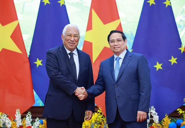 Prime Minister Pham Minh Chinh (R) meets with President of the European Council (EC) António Costa in Ha Noi on January 29. (Photo: VNA)