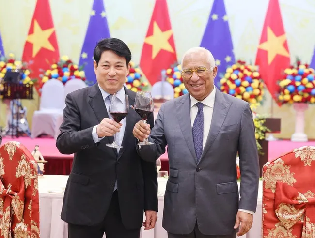 State President Luong Cuong (L) hosts a banquet in Ha Noi on the evening of January 29 in honour of President of the European Council (EC) António Costa. (Photo: VNA)