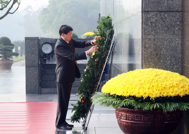 Party General Secretary and President of Laos Thongloun Sisoulith lays a wreath at the Ho Chi Minh Mausoleum in Hanoi on January 27, 2026. (Photo: VNA)