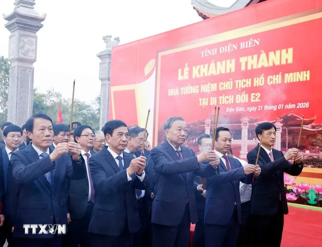 Party General Secretary To Lam offers incense at the memorial house dedicated to President Ho Chi Minh at the E2 Hill historical site in Dien Bien Phu ward, Dien Bien province. (Photo: VNA)