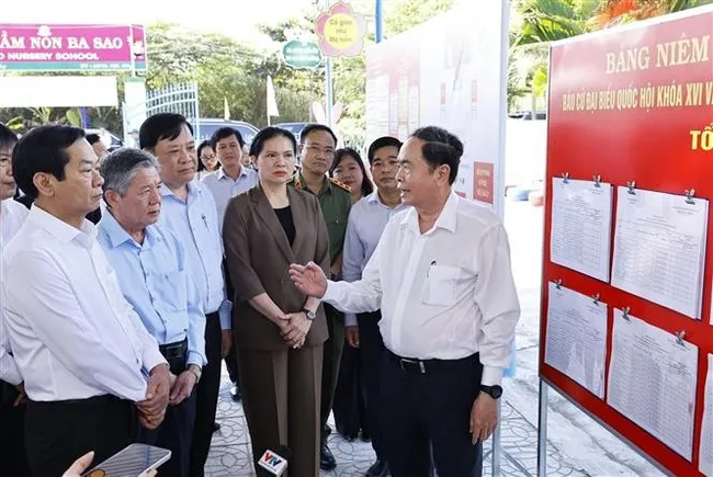 NA Chairman Tran Thanh Man (right) inspects a polling station in Ba Sao commune, Dong Thap province. (Photo: VNA)