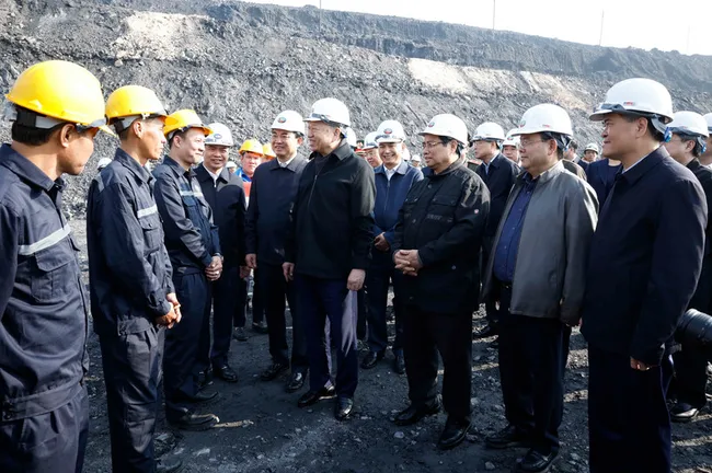 Party General Secretary To Lam, Prime Minister Pham Minh Chinh and officials visit workers of the Deo Nai - Coc Sau Coal Joint Stock Company under the Vietnam National Coal and Mineral Industries Holding Corporation Limited (Vinacomin) on January 27. (Photo: VNA)