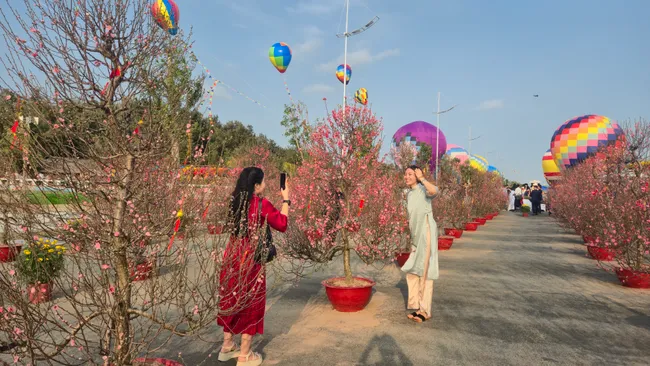 Khai mạc hội hoa xu&acirc;n xuy&ecirc;n Tết tại Cần Giờ- Ảnh 1.