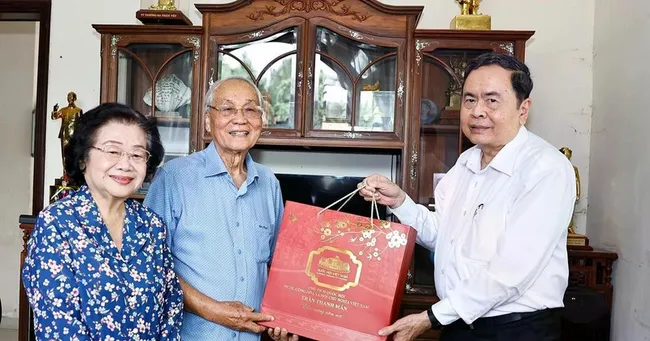 Chairman of the National Assembly Tran Thanh Man (R) visits and extends New Year greetings to the family of Truong My Hoa, former Vice President and former Vice Chairwoman of the National Assembly, in Ho Chi Minh City on January 25. (Photo: VNA)