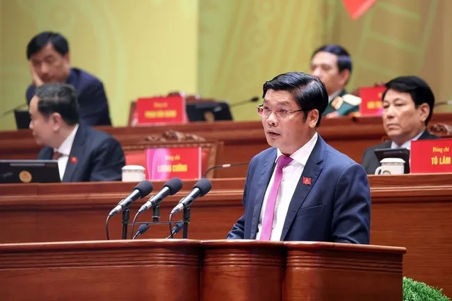Nguyen Chi Tai, Deputy Secretary of the Hue Party Committee, delivers a presentation at the ongoing 14th National Party Congress on January 21. (Photo: VNA)