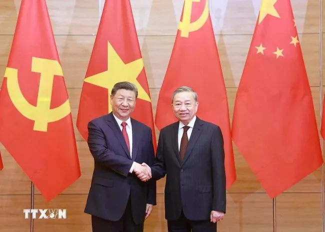 General Secretary of the Communist Party of Viet Nam To Lam (R) and General Secretary of the Communist Party of China and President of China Xi Jinping (Photo: VNA)