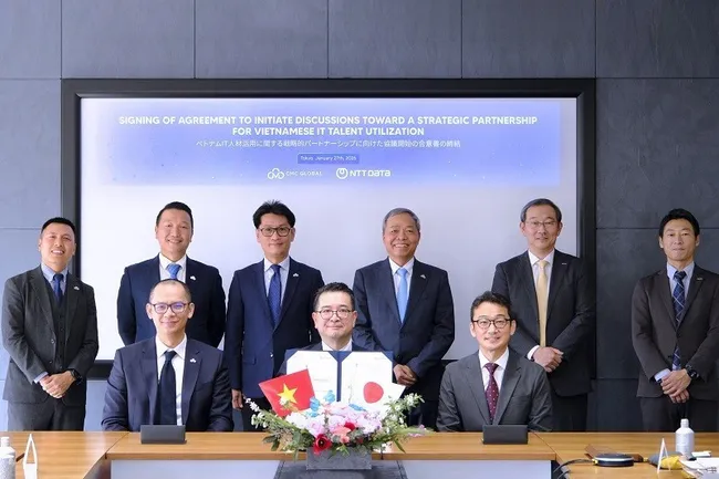 The signing ceremony of the Memorandum of Understanding (MoU) towards strategic cooperation among NTT Data, NTT Data Viet Nam, and CMC Global.