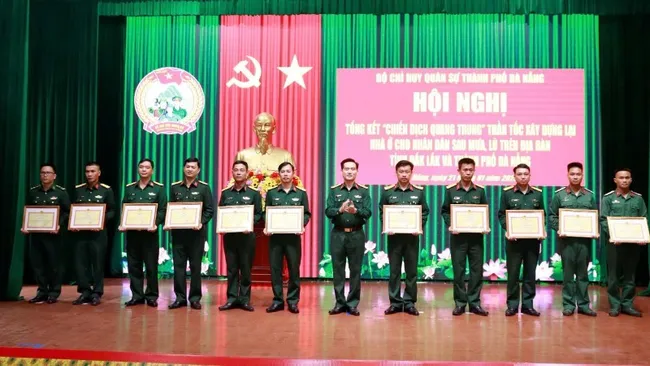 Collectives and individuals with outstanding contributions to Quang Trung campaign in Da Nang and Dak Lak honoured at the ceremony