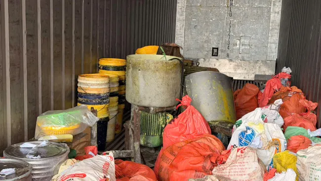 Phát hiện 2 tấn riềng xay bị trộn chất Vàng O