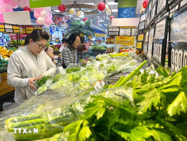 Shoppers at a supermarket in Ho Chi Minh City. (Photo: VNA)