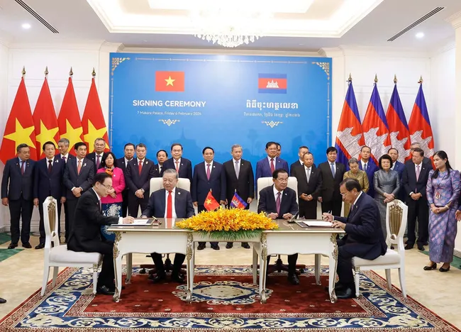 Party General Secretary To Lam and CPP President Hun Sen witness the signing of a cooperation agreement between the Party Committee of the Vietnamese Ministry of Foreign Affairs and the CPP Central Committee’s Commission for External Relations. (Photo: VNA)