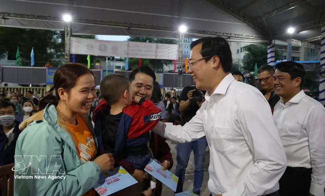 Le Quoc Phong, Permanent Deputy Secretary of the Ho Chi City Party Committee, presents gifts to workers before they get on buses to return to their hometowns on February 12 (Photo: VNA)