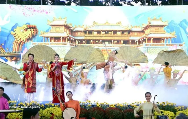 A performance at the meeting with over 1,000 overseas Vietnamese in Ho Chi Minh City on February 6 evening to celebrate the upcoming Lunar New Year (Tet). (Photo: VNA)