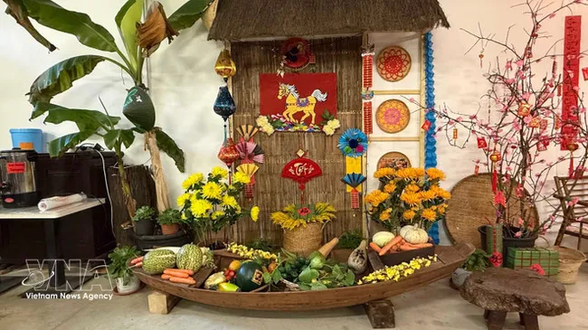 The Vietnamese community in France pray for peace at the Truc Lam Zen Monastery. (Photo: VNA)