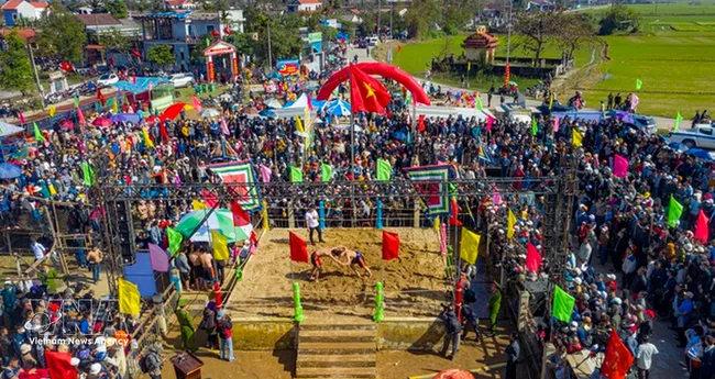 Sinh Village Wrestling Festival draws visitors on the 10th day of the first lunar month (Photo: VNA)
